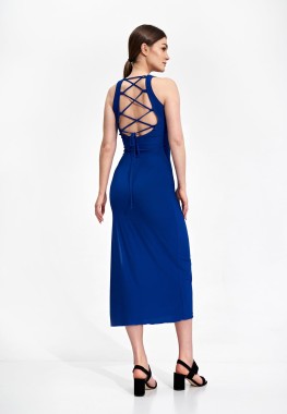 Sukienka z odkrytymi plecami