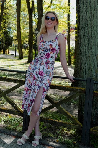 biala sukienka z kwiatami asee.jpg