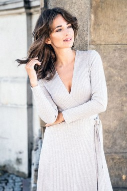 Rozkloszowana sukienka z wiązaniem z boku