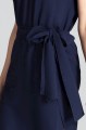 sukienka z rozcieciem granatowa